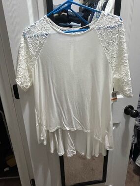 Women's White Lace Raglan Short Sleeve High-Low Blouse